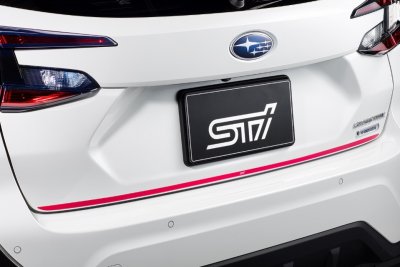 画像1: 【クロストレック・ＧＵ】ＳＴＩテールゲートガーニッシュ（チェリーレッド）・スバル純正部品/ＳＴＩパーツ